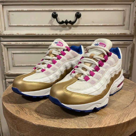 Woman’s Nike air max - Picture 3 of 5